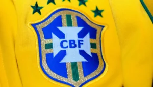 Comparativo entre a camisa do Brasil 2026 modelo jogador e modelo torcedor da Nike