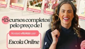 Foto colorida e profissional da confeiteira Daniane Fernandes sorrindo ao lado de um bolo artístico decorado de dois andares, com o selo oficial do curso e menção ao acesso vitalício, fundo em tons pastéis suaves.