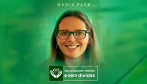 Foto oficial da mentora Nádia Pace sorrindo em um escritório moderno, com a manchete do curso 'Viva Sempre com Dinheiro' em destaque. Ao lado, o selo de alta avaliação com nota 4.9 de 5 estrelas na plataforma Hotmart.