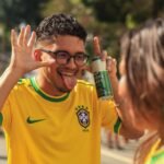 Comparação detalhada entre uma camisa original da Seleção Brasileira e uma réplica tailandesa, focando em detalhes de tecido, costura e emblemas
