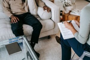 Pessoa estudando livros de psicanálise com símbolos de reconhecimento e certificação ao fundo, representando a busca por validação em cursos da área.
