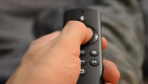 Lado a lado dos dispositivos de streaming Fire TV Stick da Amazon e Xiaomi TV Stick sobre uma mesa, com foco em tecnologia para Smart TV.