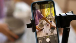 Interface de software de edição de vídeo mostrando linha do tempo com diversos cortes dinâmicos e transições rápidas para Reels e TikTok.