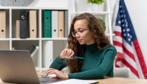 Pessoa sorrindo usando fones de ouvido em frente a um laptop, simbolizando aprendizado de inglês online com certificado