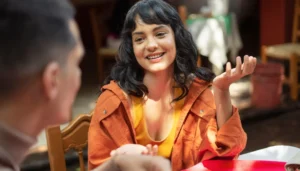 Pessoa sorrindo e falando espanhol com confiança, superando o medo do portunhol em uma conversa