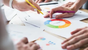 Infográfico ilustrando o Ciclo PDCA e os 5S, com ícones de ferramentas digitais e livros ao redor, representando recursos de aplicação.