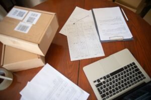 Pessoa organizando prateleiras de estoque com caixas etiquetadas e sistema de gestão visual eficiente