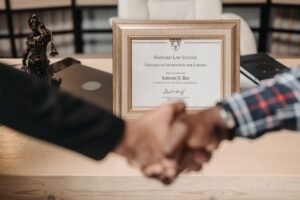 Pessoa estudando em laptop com gráfico de qualidade e certificado digital na tela, simbolizando um curso de analista de qualidade online.