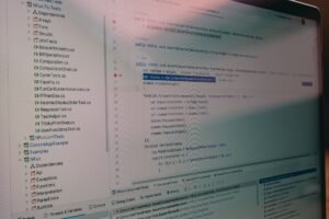 Pessoa usando um notebook com uma planilha de Excel aberta, destacando diversas funções e fórmulas, em preparação para um teste de emprego.