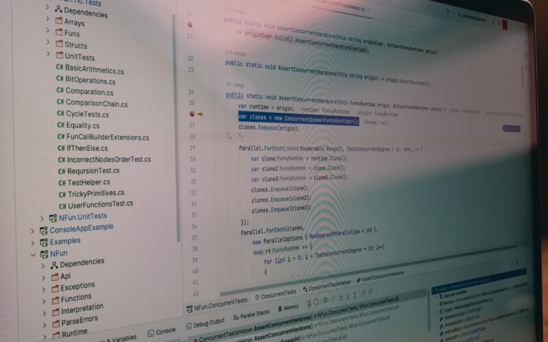Pessoa usando um notebook com uma planilha de Excel aberta, destacando diversas funções e fórmulas, em preparação para um teste de emprego.