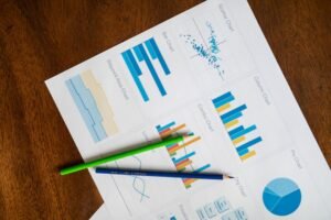 Pessoa analisando um dashboard com gráficos gerados por uma tabela dinâmica no Excel, mostrando dados e insights.
