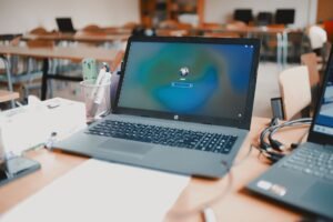 Pessoa estudando em notebook com ícones de certificado e nuvem, simbolizando curso de informática online com certificado