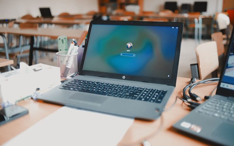 Pessoa estudando em notebook com ícones de certificado e nuvem, simbolizando curso de informática online com certificado