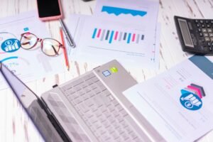 Pessoa conectando peças de quebra-cabeça digital, simbolizando a integração de habilidades de informática no futuro do trabalho.