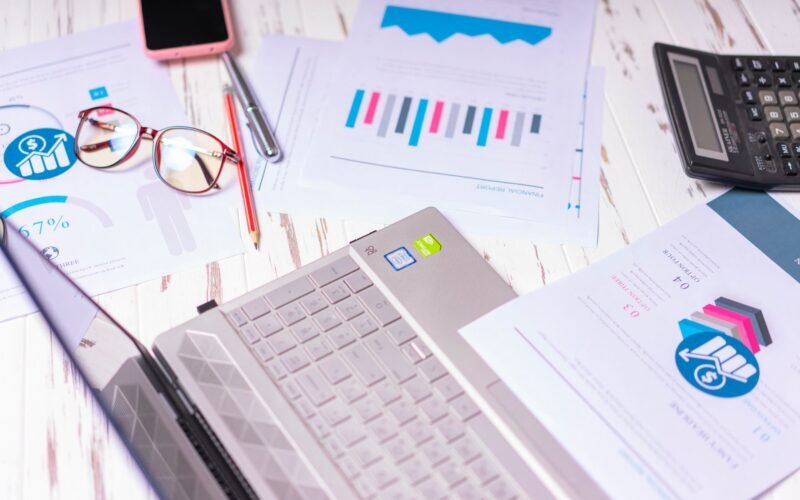 Pessoa conectando peças de quebra-cabeça digital, simbolizando a integração de habilidades de informática no futuro do trabalho.