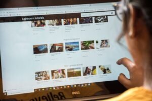 Jovem editor de vídeo trabalhando em notebook com software de edição, mostrando um certificado digital.