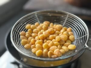 Bandeja de salgados congelados e salgados fritos crocantes e sequinhos, prontos para servir.